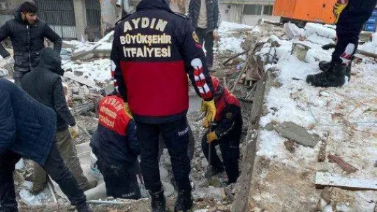 Aydın Büyükşehir'in arama kurtarma ekipleri deprem bölgesinde çalışmalara başladı
