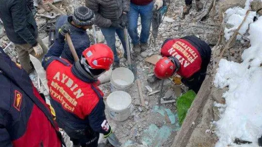 Aydın Büyükşehir'in arama kurtarma ekipleri deprem bölgesinde çalışmalara başladı