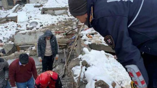 Aydın Büyükşehir'in arama kurtarma ekipleri deprem bölgesinde çalışmalara başladı