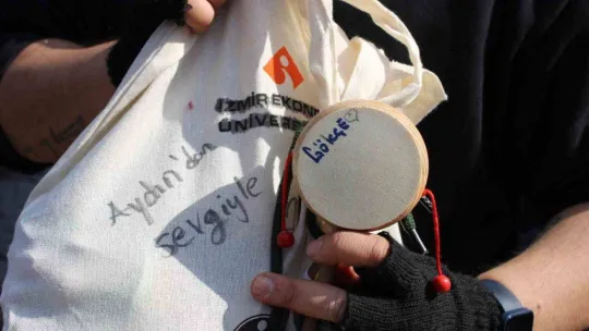 Aydınlı minikler oyuncaklarıyla moral oldu, notlarıyla da duygulandırdı