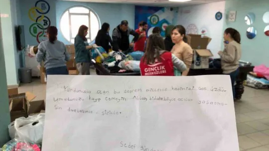 Aydınlı minikler oyuncaklarıyla moral oldu, notlarıyla da duygulandırdı