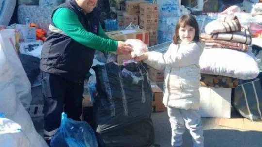 Aydınlı minikler oyuncaklarıyla moral oldu, notlarıyla da duygulandırdı