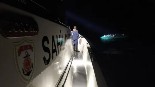 Ayvalık açıklarında 135 düzensiz göçmen kurtarıldı