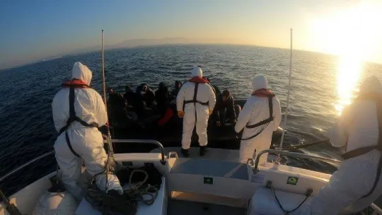 Ayvalık açıklarında 24 düzensiz göçmen yakalandı, geri itilen 6 düzensiz göçmen ise kurtarıldı