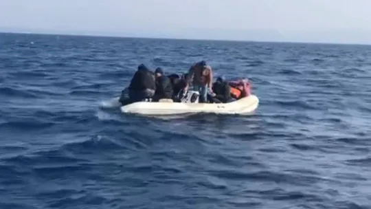 Ayvalık açıklarında 54 düzensiz göçmen kurtarıldı