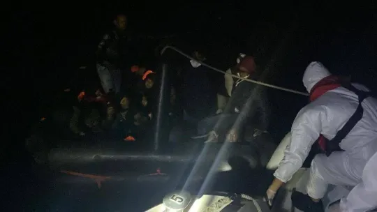 Ayvalık açıklarında Yunan unsurları tarafından geri itilen 67 düzensiz göçmen kurtarıldı