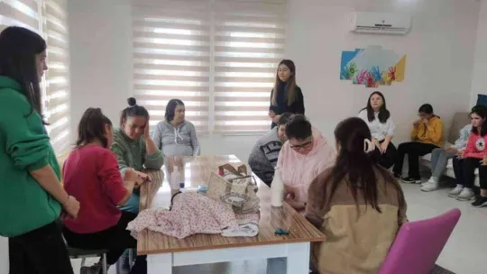 Ayvalık Belediyesi Yaşlı Bakımevi ve Özel Çocuklar Eğitimevi'nde anlamlı bir sosyal sorumluluk projesi