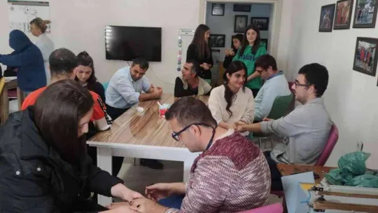 Ayvalık Belediyesi Yaşlı Bakımevi ve Özel Çocuklar Eğitimevi'nde anlamlı bir sosyal sorumluluk projesi