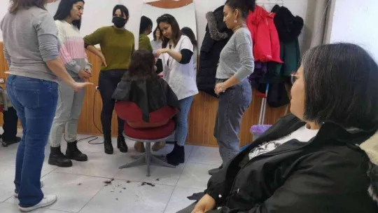 Ayvalık'ta engellilere saç bakımı