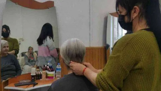 Ayvalık'ta engellilere saç bakımı