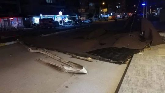 Ayvalık'ta kuvvetli fırtınada bir apartmanın çatısı uçtu