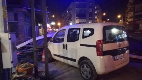 Ayvalık'ta kuvvetli fırtınada bir apartmanın çatısı uçtu