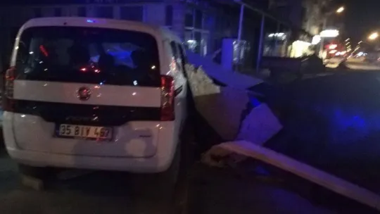 Ayvalık'ta kuvvetli fırtınada bir apartmanın çatısı uçtu