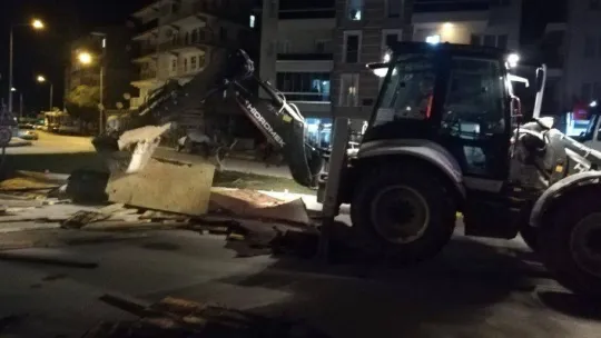 Ayvalık'ta kuvvetli fırtınada bir apartmanın çatısı uçtu