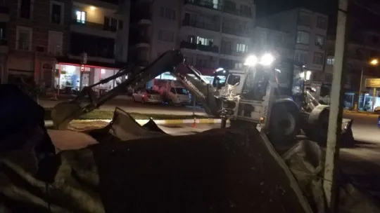 Ayvalık'ta kuvvetli fırtınada bir apartmanın çatısı uçtu