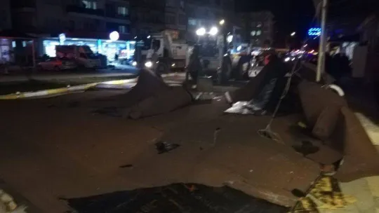 Ayvalık'ta kuvvetli fırtınada bir apartmanın çatısı uçtu