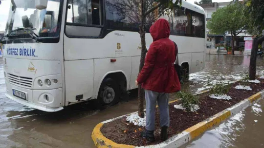 Ayvalık'ta sağanak yağış hayatı olumsuz etkiledi