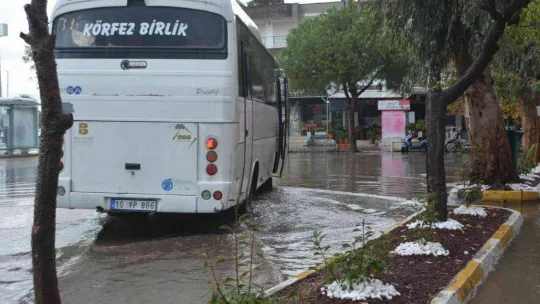 Ayvalık'ta sağanak yağış hayatı olumsuz etkiledi