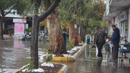 Ayvalık'ta sağanak yağış hayatı olumsuz etkiledi