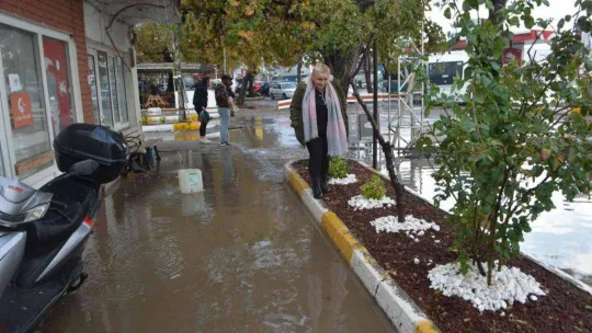 Ayvalık'ta sağanak yağış hayatı olumsuz etkiledi