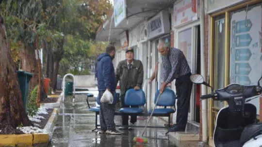Ayvalık'ta sağanak yağış hayatı olumsuz etkiledi