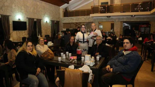 Ayvalık'ta şanslı kedi Gümüş'e 5. doğum günü partisi