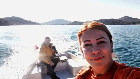 Ayvalık'ta yunus balığının sürat teknesi ile yarışı