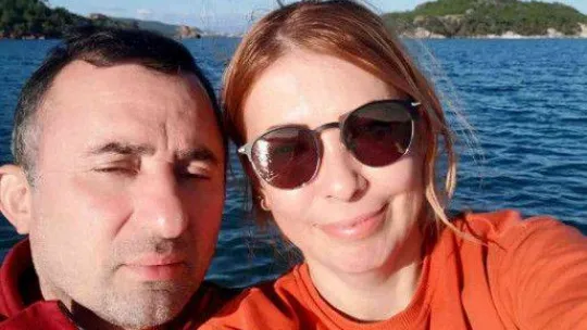 Ayvalık'ta yunus balığının sürat teknesi ile yarışı