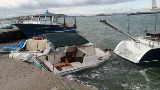 Ayvalık ve Kuzey Ege'de fırtına etkili oluyor