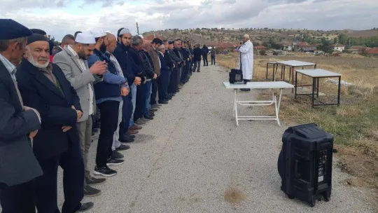 Babaları tarafından katledilen iki kardeş ve anneleri son yolculuğuna uğurlandı