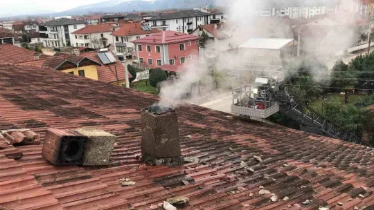 Baca yangını 3 dairede maddi hasar oluşturdu