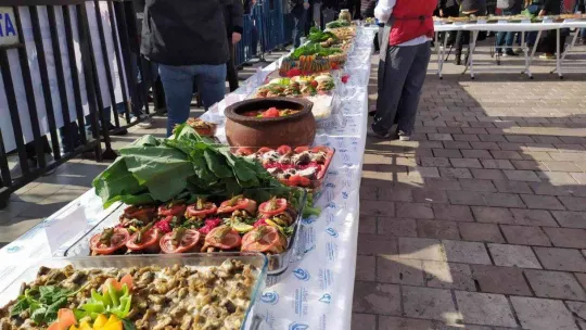 Bağcılar Belediyesi tarafından 5 ton hamsi dağıtıldı