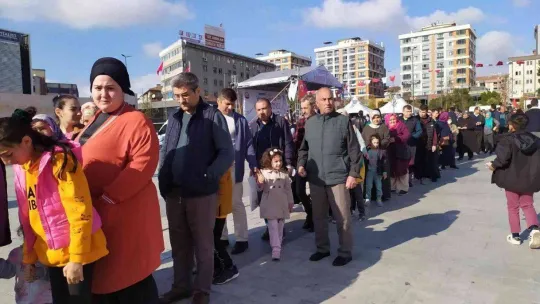 Bağcılar Belediyesi tarafından 5 ton hamsi dağıtıldı