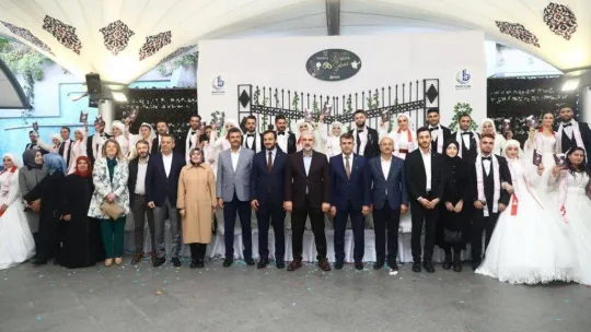 Bağcılar'da 15 çift toplu düğün şöleniyle dünya evine girdi