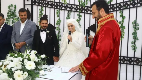 Bağcılar'da 15 çift toplu düğün şöleniyle dünya evine girdi