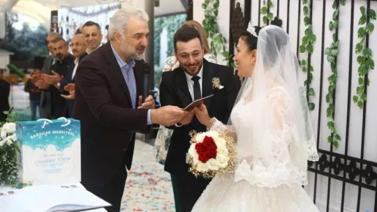 Bağcılar'da 15 çift toplu düğün şöleniyle dünya evine girdi