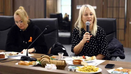 Bağcılar'da bir araya gelen kadın radyocular, kadına şiddete dikkat çekti