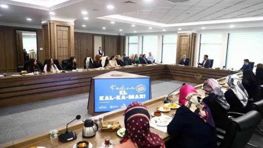 Bağcılar'da bir araya gelen kadın radyocular, kadına şiddete dikkat çekti