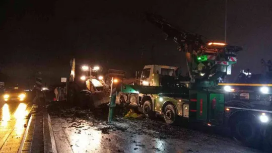 Bağcılar'da hafriyat kamyonu yolun ortasına devrildi