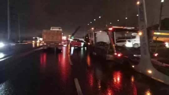 Bağcılar'da hafriyat kamyonu yolun ortasına devrildi