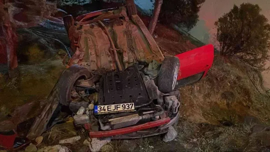 Bağcılar'da kontrolden çıkan otomobil bariyerleri aşıp yol kenarına uçtu: 2 yaralı