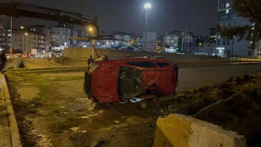 Bağcılar'da kontrolden çıkan otomobil bariyerleri aşıp yol kenarına uçtu: 2 yaralı