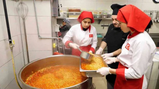 Bağcılar'da liseli öğrencileri yemek pişirme eğitimi alıp, gelir elde ediyor