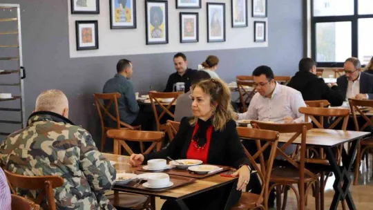 Bağcılar'da liseli öğrencileri yemek pişirme eğitimi alıp, gelir elde ediyor