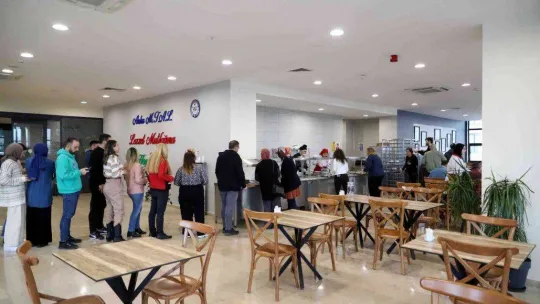 Bağcılar'da liseli öğrencileri yemek pişirme eğitimi alıp, gelir elde ediyor