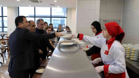 Bağcılar'da liseli öğrencileri yemek pişirme eğitimi alıp, gelir elde ediyor