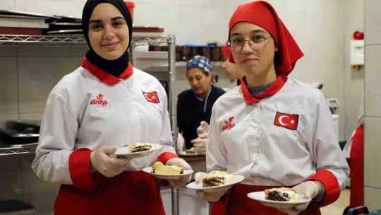Bağcılar'da liseli öğrencileri yemek pişirme eğitimi alıp, gelir elde ediyor