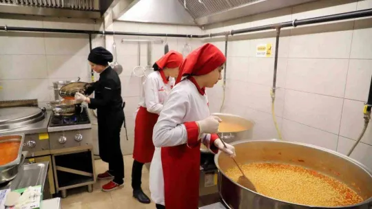 Bağcılar'da liseli öğrencileri yemek pişirme eğitimi alıp, gelir elde ediyor