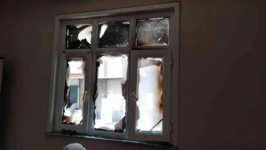 Bağcılar'da madde bağımlısı şahıs önce evin camlarını kırdı sonra ateşe verdi