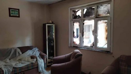 Bağcılar'da madde bağımlısı şahıs önce evin camlarını kırdı sonra ateşe verdi